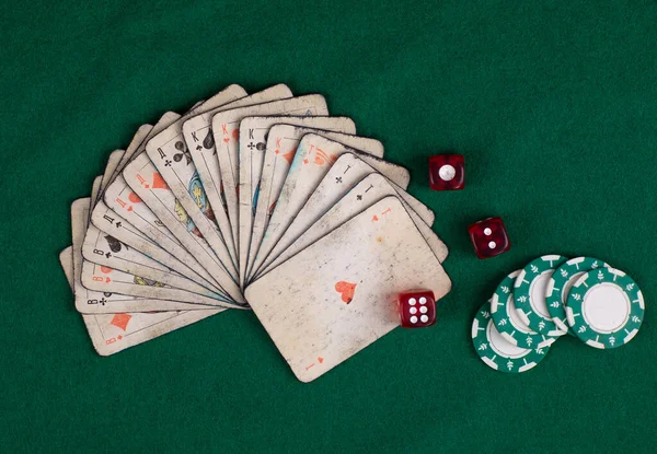 緑のテーブルの上の古いカードのデッキ — ストック写真