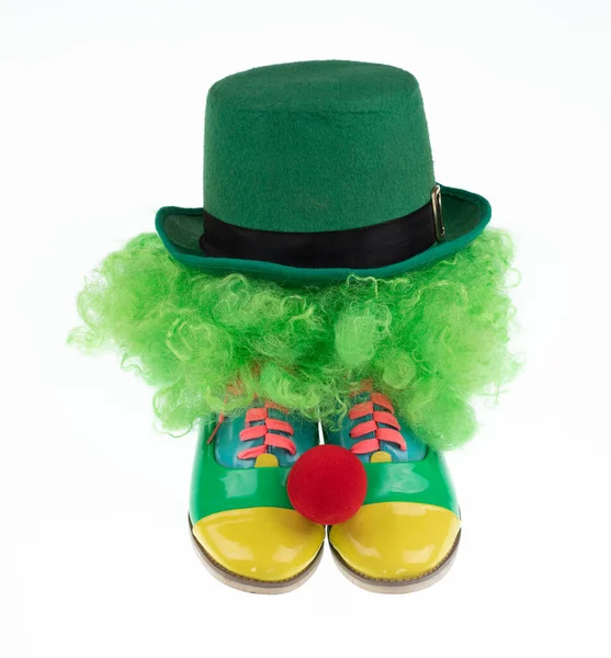 Grön Clown Hatt Och Stövlar Isolerad Vit Bakgrund — Stockfoto