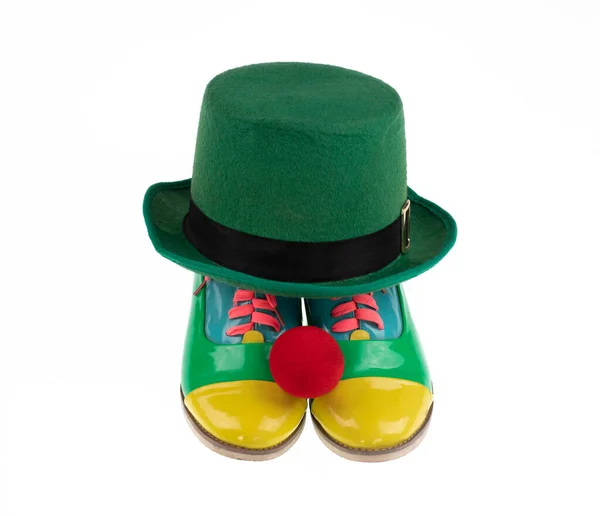 緑色のピエロの帽子とブーツは白い背景に隔離され — ストック写真