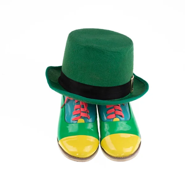 Grön Clown Hatt Och Stövlar Isolerad Vit Bakgrund — Stockfoto