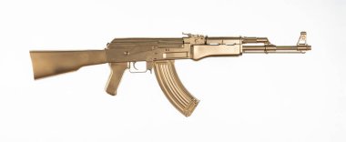Altın AK-47 Kalaşnikof saldırı tüfeği beyaz arka planda izole edildi