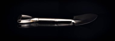 Siyah arka planda izole edilmiş altın iş küreği