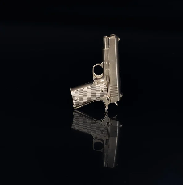 Золотой Пистолет Черном Фоне — стоковое фото