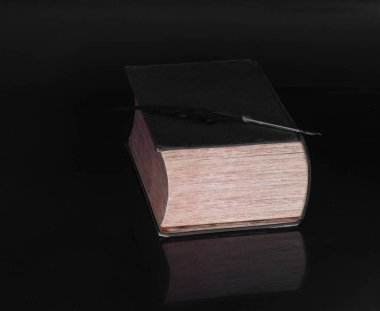 Siyah arkaplanda izole edilmiş antik kitap