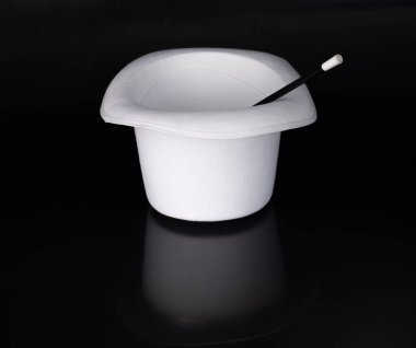 Siyah arkaplanda izole edilmiş beyaz büyücü şapkası