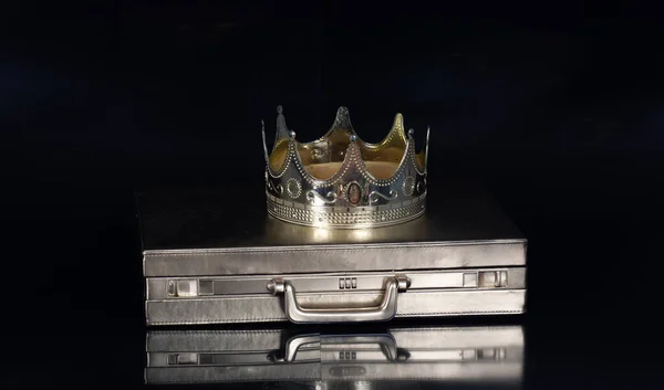 Золота Корона Золотий Портфель Дипломат — стокове фото