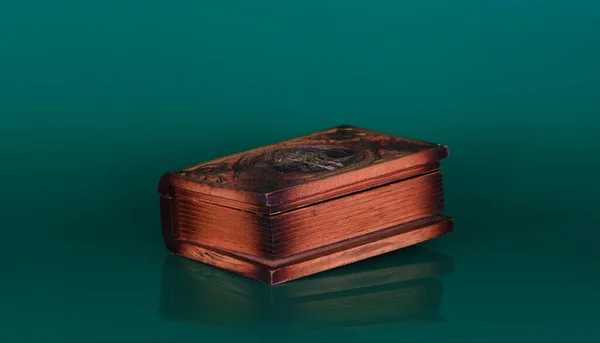 Starověký Dřevěný Box Izolované Zeleném Pozadí — Stock fotografie