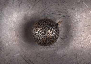 Demir zemin üzerinde antik bronz kolye