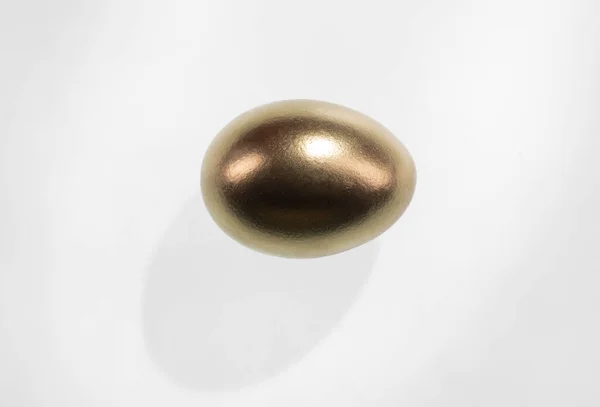 白い背景に隔離されたヴィンテージスタンドの黄金の卵 — ストック写真