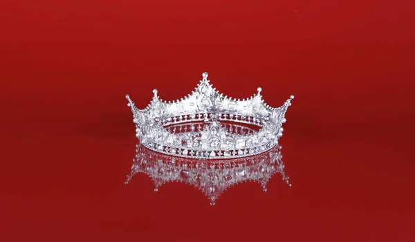 Rei Coroa Isolada Fundo Vermelho — Fotografia de Stock