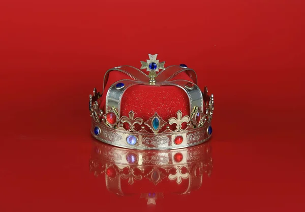 Corona Rey Aislada Sobre Fondo Rojo —  Fotos de Stock