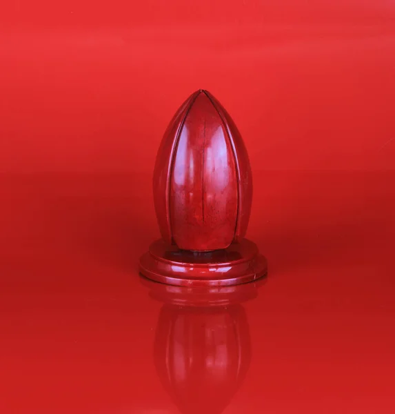Яйце Старовинній Підставці Ізольоване Червоному Тлі — стокове фото