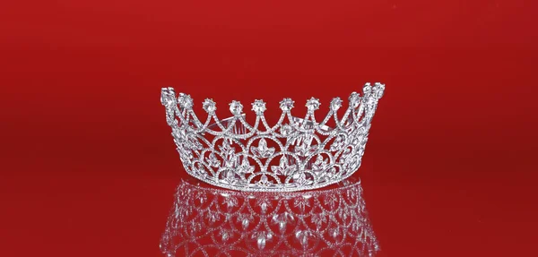 Corona Princesa Aislada Sobre Fondo Rojo — Foto de Stock