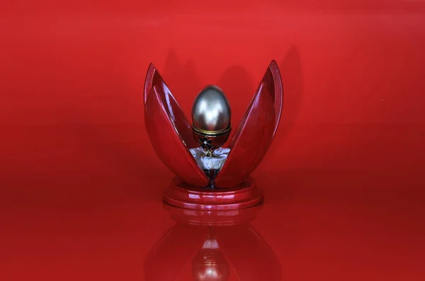 Яйце Старовинній Підставці Ізольоване Червоному Тлі — стокове фото