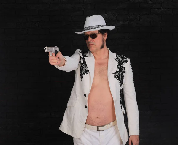 拳銃を持った白いジャケットを着た犯罪者の肖像画 — ストック写真