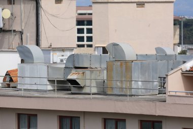 Binanın çatısında havalandırma borusu sistemi var.