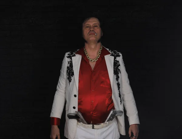 拳銃を持った白いジャケットを着た犯罪者の肖像画 — ストック写真