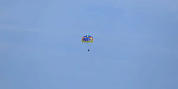 パラシュートアトラクションが海を飛ぶ — ストック写真