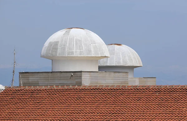 Lüftungsrohrsystem Auf Dem Dach Des Gebäudes — Stockfoto