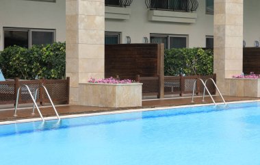 Yazın havuzlu villalar.