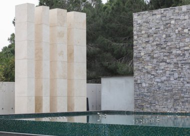 arkaplan gri taş duvar ve yeşil alanlar