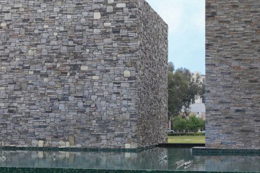 arkaplan gri taş duvar ve yeşil alanlar