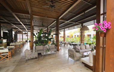 Masaları olan yaz restoranı.