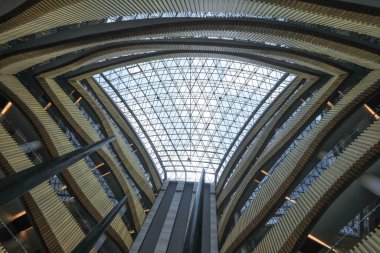 Döşemeleri olan katlı bir otelin önünde.