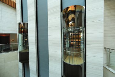 Oteldeki asansör kabinleri.