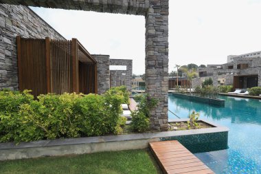 Yazın havuzlu villalar.