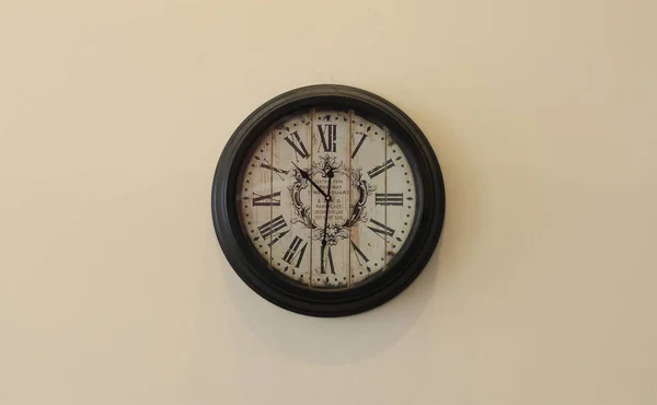 Ρολόι Τοίχου Vintage Για Εσωτερική Διακόσμηση Στον Παλιό Τοίχο — Φωτογραφία Αρχείου