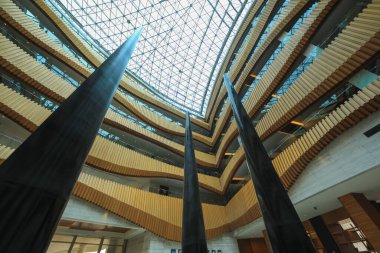 Döşemeleri olan katlı bir otel.