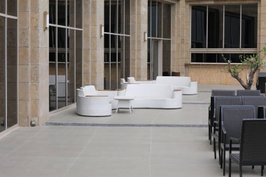 Masaları olan yaz restoranı.