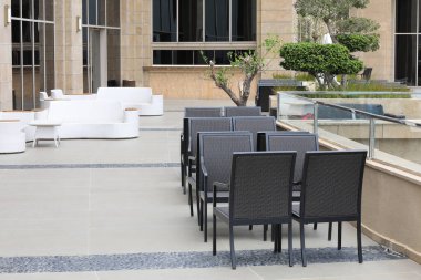 Masaları olan yaz restoranı.