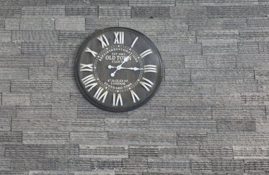 Eski duvardaki iç dekorasyon için klasik duvar saati