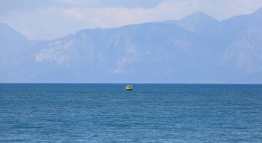 Motorlu tekne yelken denizde