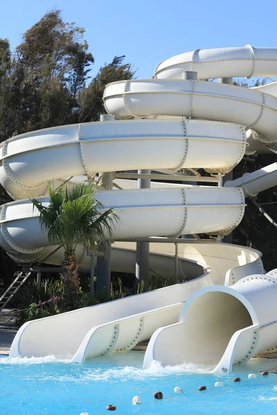 Parque Aquático Água Verão Escorregas Brancas Atrações Resort — Fotografia de Stock
