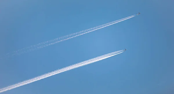 Gökyüzünde Iki Jet Uçağı Gökyüzünde Çift — Stok fotoğraf