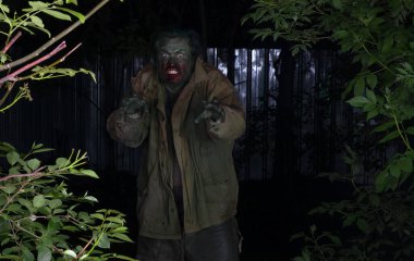 Geceleri ormanda zombi adam