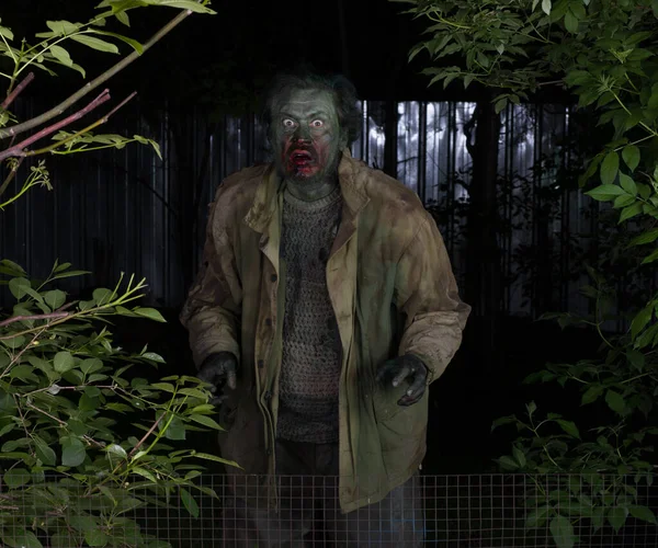 Zombie Man Skogen Natten — Stockfoto