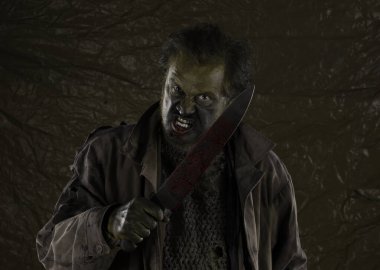 Kirli geçmişi olan kızgın kanlı zombi adam.