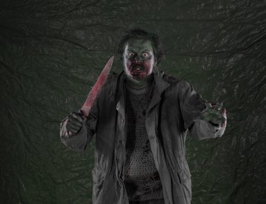 Kirli geçmişi olan kızgın kanlı zombi adam.