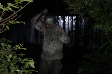 Geceleri ormanda zombi adam