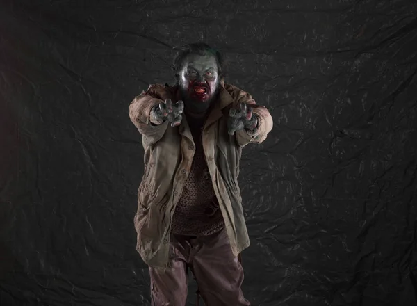 Rozzlobený Krvavý Zombie Muž Špinavém Pozadí — Stock fotografie