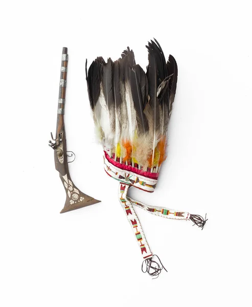 独立于白色背景的印地安人阿帕契步枪 — 图库照片