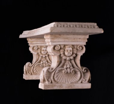 Siyah arkaplanda eski Viktorya bankı