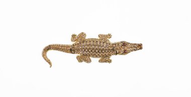 Beyaz arka planda izole edilmiş altın mücevher timsahı