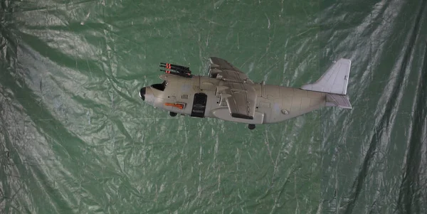 緑色の背景をした軍用爆撃機のモデルです — ストック写真