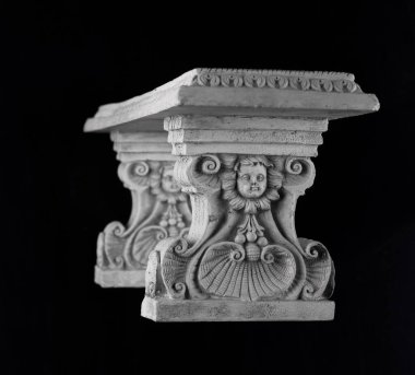 Siyah arkaplanda eski Viktorya bankı