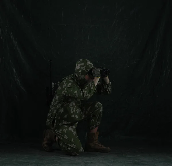 Paracaidista Militar Con Rifle Francotirador Sobre Fondo Verde —  Fotos de Stock